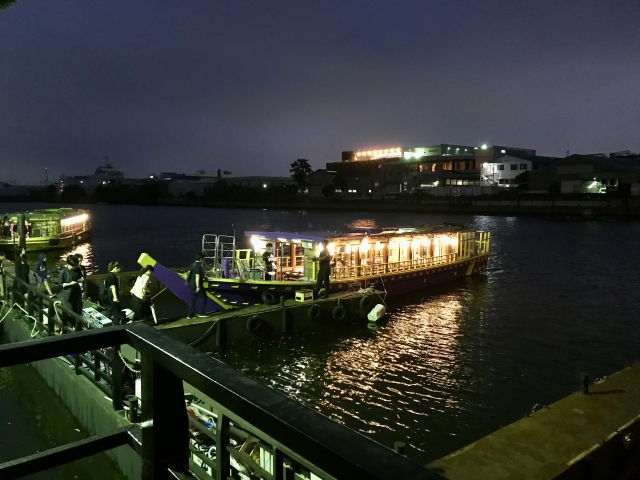 東京湾に浮かぶ屋形船の夜景